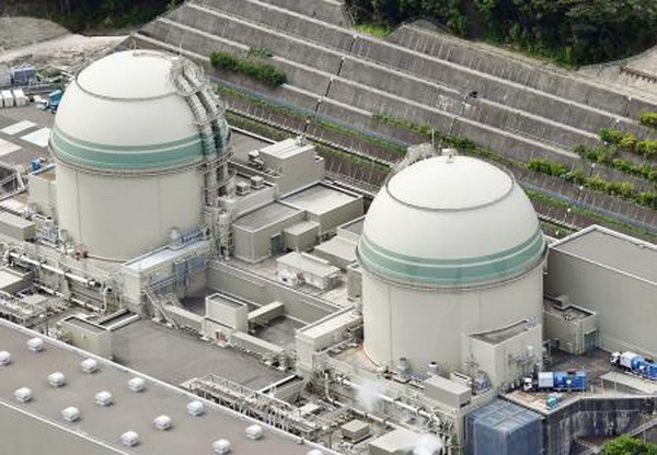 Lò phản ứng số 3 (trái) tại nhà máy điện Takahama thuộc tỉnh Fukui, Nhật Bản. (Nguồn: Kyodo/TTXVN) Nhật Bản muốn ký thỏa thuận hạt nhân gia hạn tự động với Mỹ ảnh 1