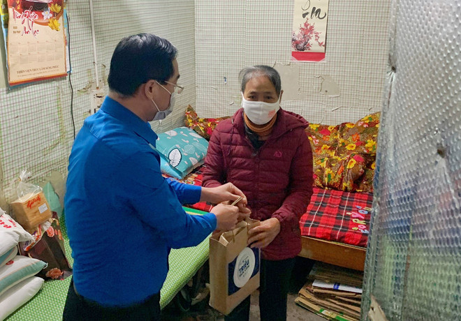 Tặng quà cho các bệnh nhân tại xóm chạy thận ở phố Lê Thanh Nghị Hà Nội. (Ảnh: Kim Anh/TTXVN) Phòng chống dịch COVID-19: ''Bao nhiêu lợi ích đều vì dân'' ảnh 2