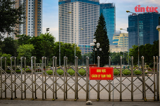 Hà Nội: Phong tỏa Công viên Cầu Giấy và tìm người đến chợ Đồng Xuân ảnh 1