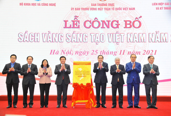 Các đồng chí lãnh đạo Đảng, Nhà nước cùng các đại biểu công bố Sách vàng Sáng tạo Việt Nam năm 2021. (Ảnh: Minh Đức/TTXVN) Vinh danh các công trình tiêu biểu trong Sách vàng Sáng tạo Việt Nam ảnh 1