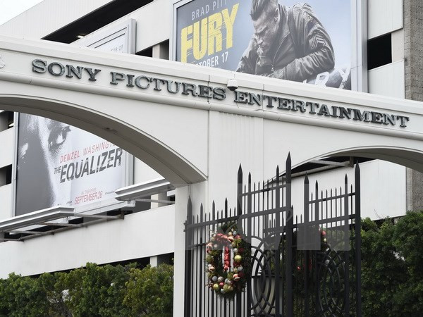 Lối vào Hãng Sony Pictures ở Culver City, bang California ngày 16/12. (Nguồn: AFP/TTXVN) Trung Quốc phủ nhận cáo buộc hỗ trợ tấn công mạng nhằm vào Sony ảnh 1