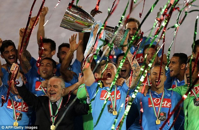 Napoli nâng cao chiếc Cúp vô địch. (Nguồn: Getty) Kết quả: Chelsea thắng dễ Stoke, Napoli đoạt siêu Cúp Italy ảnh 2