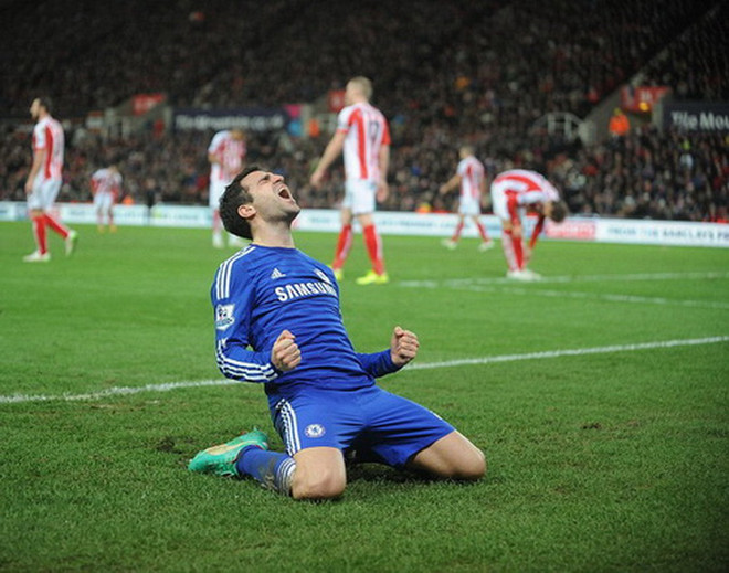 Cesc Fabregas ăn mừng bàn thắng. (Nguồn: Getty) Kết quả: Chelsea thắng dễ Stoke, Napoli đoạt siêu Cúp Italy ảnh 1