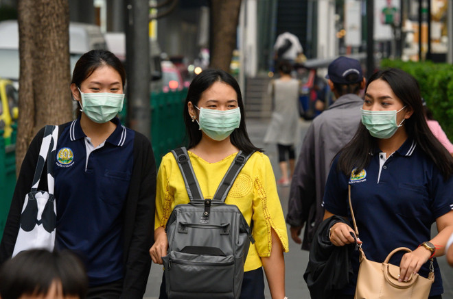 Người dân đeo khẩu trang để tránh khói bụi ô nhiễm tại Bangkok, Thái Lan, ngày 30/9. (Ảnh: AFP/TTXVN) Thái Lan: Không khí ở thủ đô Bangkok lại bị ô nhiễm khói bụi ảnh 1