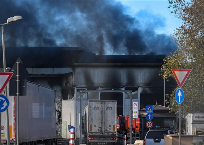 Italy: Bãi rác ở Rome bén lửa, mùi phế thải cháy tỏa khắp thành phố ảnh 2