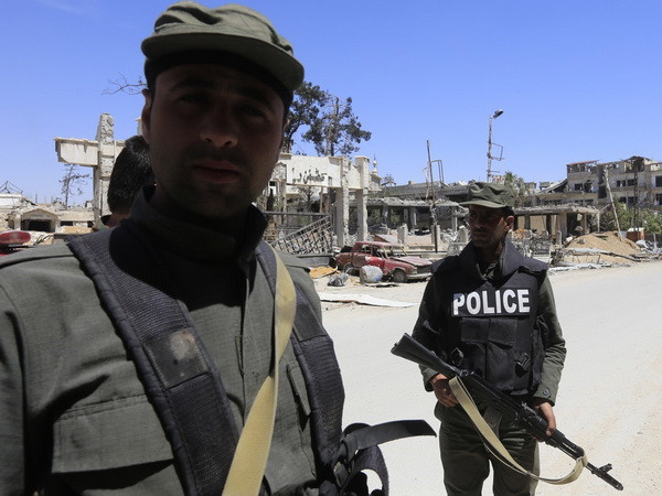 Các lực lượng Syria tuần tra tại ngoại ô Damascus ngày 16/4. (Nguồn: AFP/TTXVN) Saudi Arabia tái xác nhận sẵn sàng triển khai binh sỹ tới Syria ảnh 1