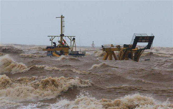 Quảng Trị: Lũ xuống chậm, tập trung cứu nạn thuyền viên Vietship 01 ảnh 1