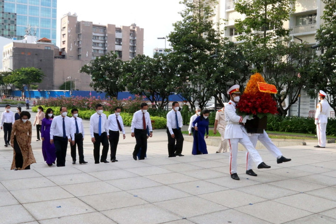 Lãnh đạo TP.HCM dâng hương, dâng hoa Chủ tịch Hồ Chí Minh ảnh 1