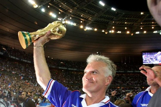 Deschamps vô địch cùng tuyển Pháp với tư cách cầu thủ. (Nguồn: Getty Images) World Cup 2022: HLV Deschamps đứng trước ngưỡng cửa lịch sử ảnh 1