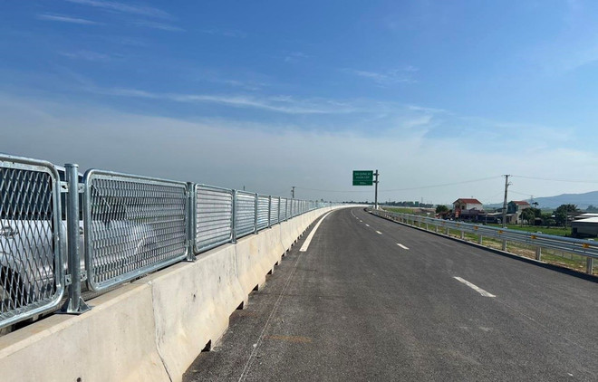 Dự án Cao tốc Diễn Châu-Bãi Vọt sẽ được thông xe 30km trước tiên vào dịp 30/4 tới đây. (Ảnh: PV/Vietnam+) cao_toc_ql45 2208.jpg