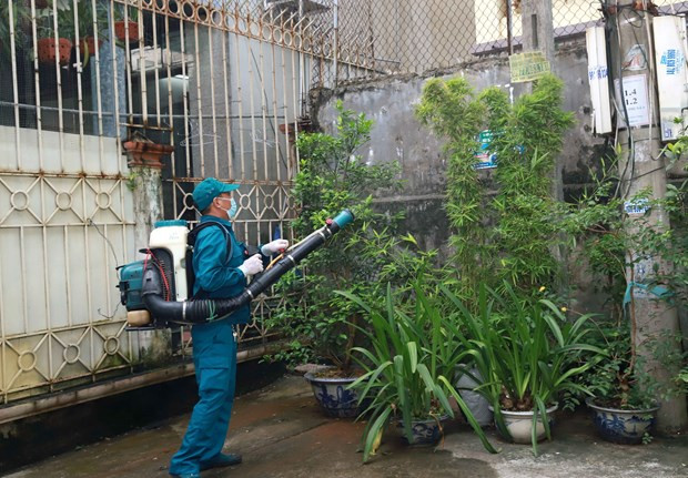Phun hóa chất diệt muỗi. (Ảnh: Nguyễn Chinh/TTXVN) Đắk Lắk: Ghi nhận một trường hợp tử vong do sốt xuất huyết ảnh 1