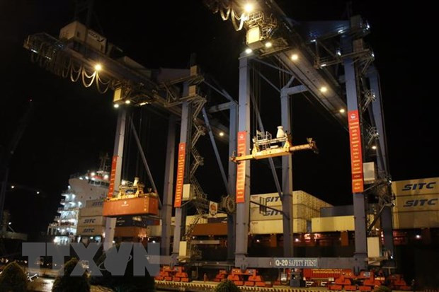 Hoạt động bốc dỡ hàng hóa tại cảng Cát Lái. (Ảnh: Tiến Lực/TTXVN) TP.HCM triển khai áp dụng mức thu phí hạ tầng cảng biển mới từ 1/8 ảnh 1