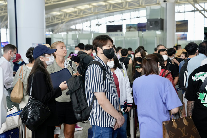 Bến xe đông khách, nhà ga không ùn ứ người dân về quê nghỉ lễ 30/4 ảnh 2