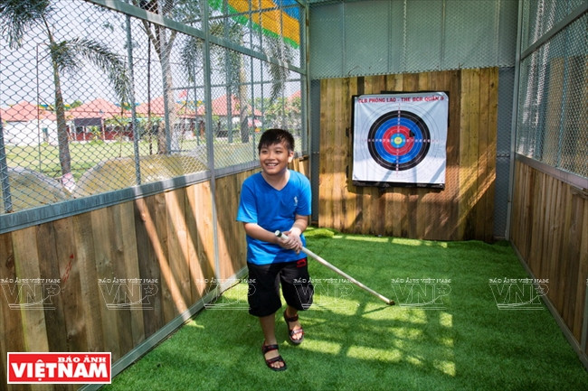 Phấn khích hóa thân thành chiến binh thử tài phóng lao ảnh 14