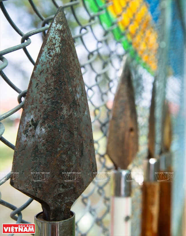 Phấn khích hóa thân thành chiến binh thử tài phóng lao ảnh 3