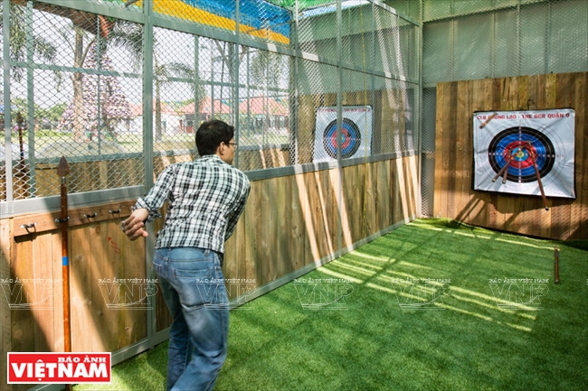 Phấn khích hóa thân thành chiến binh thử tài phóng lao ảnh 11