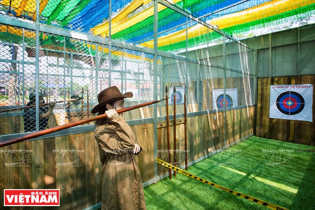 Phấn khích hóa thân thành chiến binh thử tài phóng lao ảnh 13