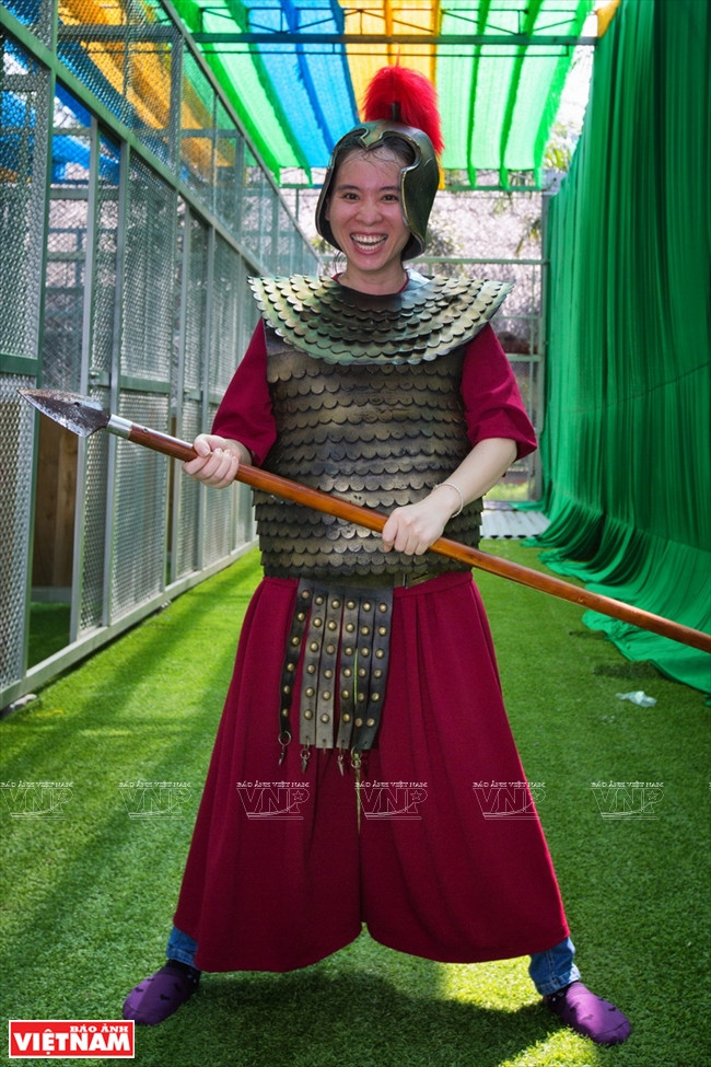 Phấn khích hóa thân thành chiến binh thử tài phóng lao ảnh 6