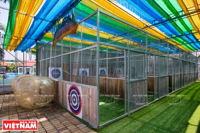 Phấn khích hóa thân thành chiến binh thử tài phóng lao ảnh 2