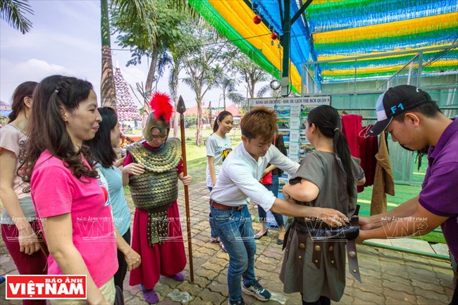 Phấn khích hóa thân thành chiến binh thử tài phóng lao ảnh 4