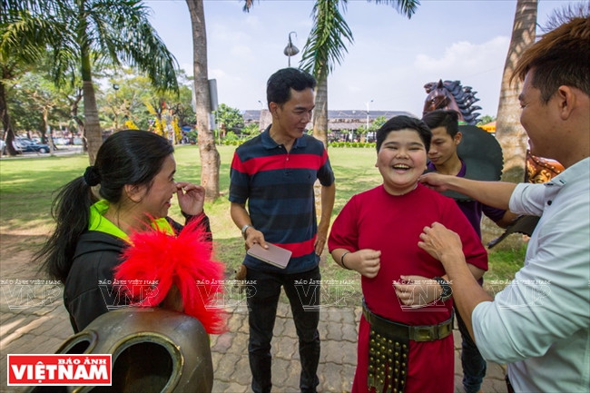 Phấn khích hóa thân thành chiến binh thử tài phóng lao ảnh 7