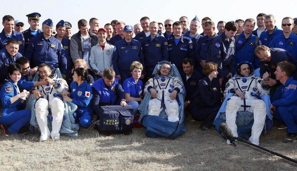 Lễ đón các nhà du hành sau khi tàu Soyuz TMA-11 hạ cánh. (Nguồn: AFPTTXVN) 3 nhà du hành trong đội bay MKS-38 trở về Trái Đất an toàn ảnh 2