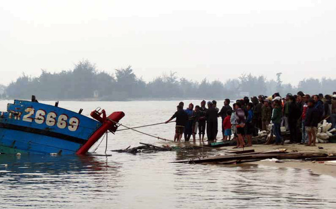 Trục vớt tàu cá và tìm kiếm người mắc nạn (Ảnh: Quốc Việt - TTXVN) Thừa Thiên-Huế: Chìm tàu cá, 3 người chết, 1 mất tích ảnh 1