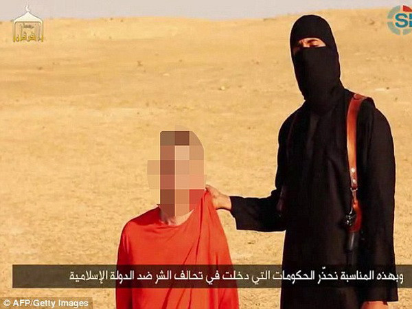 Con tin trong đoạn video của IS là nhân viên cứu trợ người Anh ảnh 1