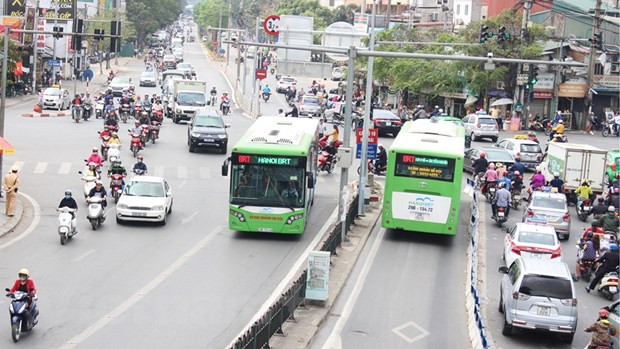 Buýt nhanh BRT 01 Kim Mã-Yên Nghĩa đi vào hoạt động đã thu hút được số lượng khách tham gia khá cao. (Ảnh: Thi Uyên/Vietnam+) Hà Nội: Khách đi xe buýt nhanh BRT không phải dùng tiền mặt để mua vé ảnh 1