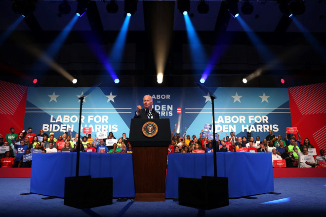 Tổng thống Mỹ Joe Biden phát biểu trong chiến dịch tái tranh cử Tổng thống tại thành phố Philadelphia, bang Pennsylvania ngày 17/6. (Ảnh: AFP/TTXVN) Tổng thống Mỹ đặt cược vào chiến lược kinh tế 'Bidenomics' ảnh 1