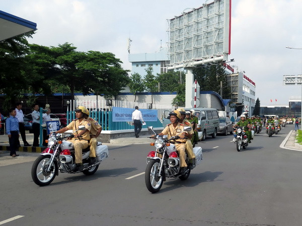 Ra quân chống kẹt xe quanh khu vực sân bay Tân Sơn Nhất ảnh 1