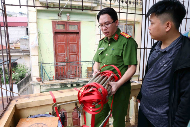 Lực lượng chức năng phường Trung Hoà, quận Cầu Giấy hướng dẫn, tuyên truyền cách sử dụng thang dây thoát nạn trong trường hợp xảy ra sự cố cháy nổ tại cơ sở kinh doanh nhà trọ trên đường Nguyễn Ngọc Vũ. (Ảnh: Phạm Kiên/TTXVN) ttxvn_kiem_tra_ra_soat_nha_tro_tren_dia_ban_thu_do_3005-2.jpg