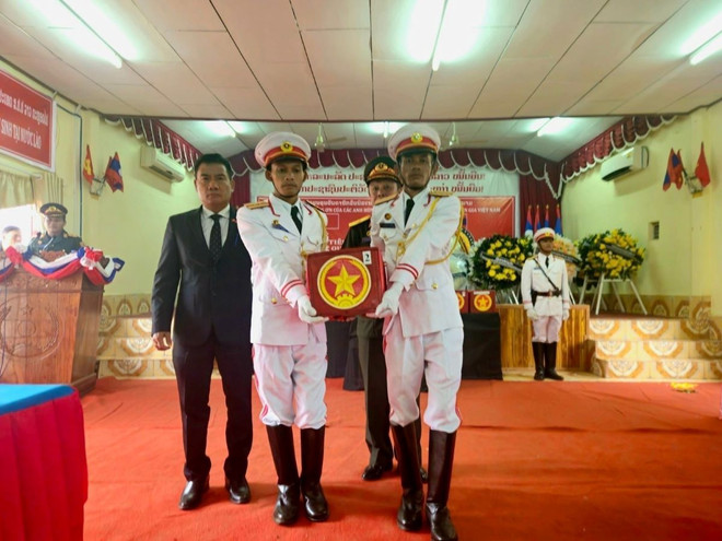 Lễ tiễn đưa anh linh các liệt sỹ về với đất mẹ. (Ảnh: TTXVN phát) ttxvn_hoi_huong_hai_cot_cac_liet_si_hi_sinh_tai_nam_lao_3005-2.jpg