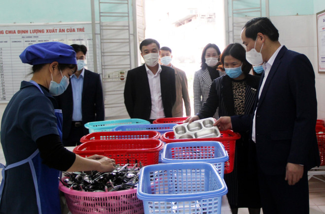 Phó Chủ tịch UBND tỉnh Lạng Sơn Dương Xuân Huyên kiểm tra bếp ăn tập thể của trường Mầm non Liên Cơ, thành phố Lạng Sơn. (Ảnh: Thái Thuần/TTXVN) Các tỉnh nỗ lực kiểm soát dịch COVID-19 để học sinh sớm trở lại trường ảnh 1
