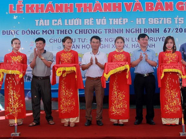 Hạ thủy tàu cá vỏ thép lớn đầu tiên cho ngư dân Hà Tĩnh ảnh 1