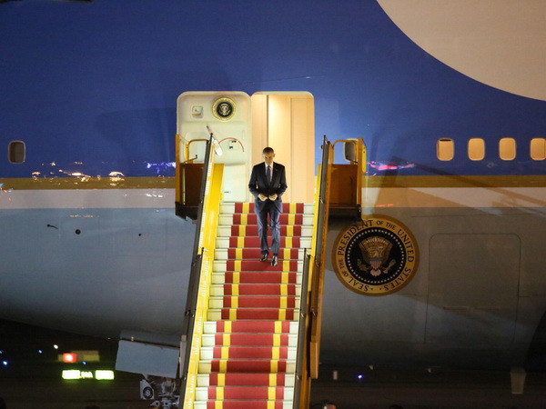 Video cận cảnh chuyên cơ đưa Tổng thống Obama đến sân bay Nội Bài ảnh 1