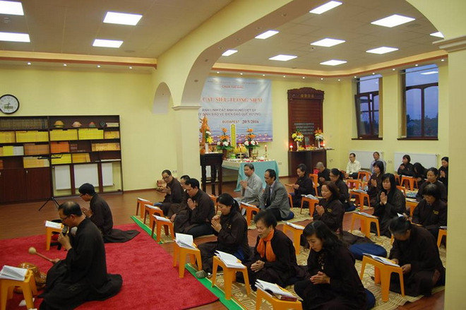 Việt kiều ở Hungary cầu siêu cho các chiến sỹ hy sinh vì biển đảo ảnh 2