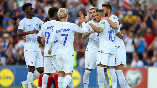 Niềm vui của các cầu thủ Pháp sau chiến thắng. (Nguồn: Getty Images) Vòng loại EURO 2024: Pháp và Anh đua nhau thị uy sức mạnh ảnh 1