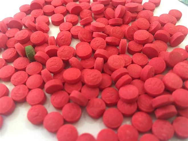 Bắt giữ đối tượng vận chuyển 12.000 viên hồng phiến về Việt Nam ảnh 1