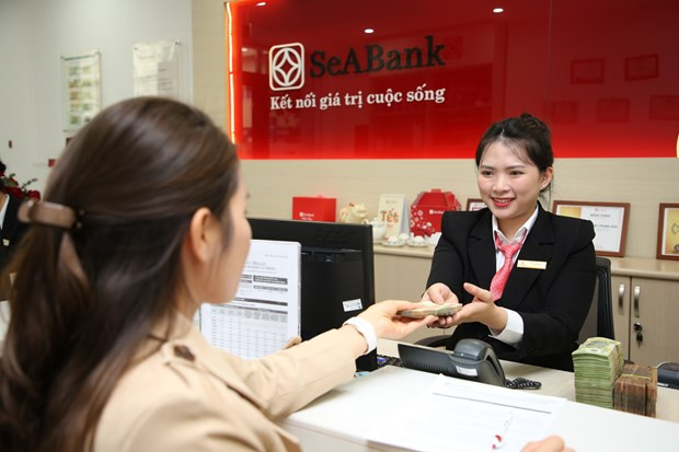 Giao dịch tại SeABank. (Ảnh: CTV/Vietnam+) Các ngân hàng tích cực tăng vốn, nâng cao năng lực tài chính ảnh 1