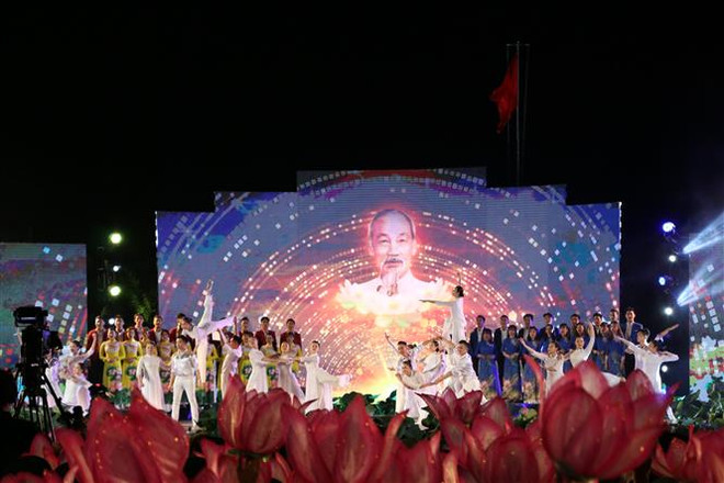 Chương trình nghệ thuật tái hiện hành trình Tìm đường cứu nước của Bác ảnh 1