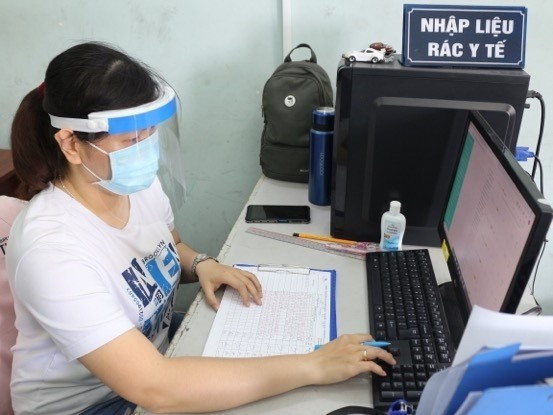 Rác thải y tế ở các điểm nóng COVID-19: Liên kết xử lý, tránh bị động ảnh 3