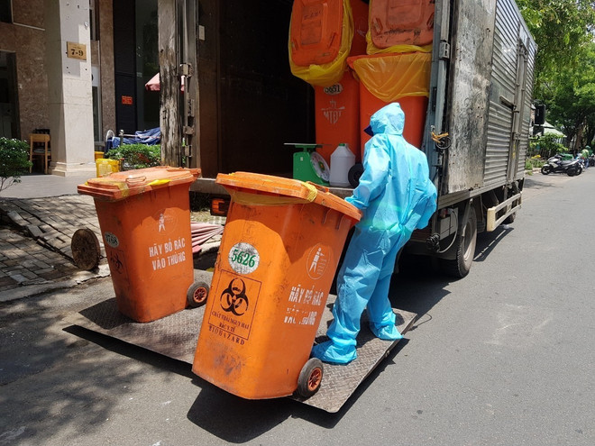 Rác thải y tế ở các điểm nóng COVID-19: Liên kết xử lý, tránh bị động ảnh 1