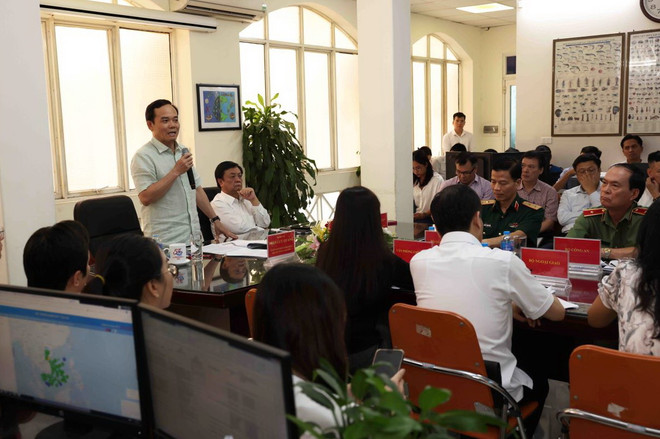 ttxvn_pho_thu_tuong_tran_luu_quang_lam_viec_voi_trung_tam_du_lieu_giam_sat_tau_ca_ve_chong_iuu_2.jpg