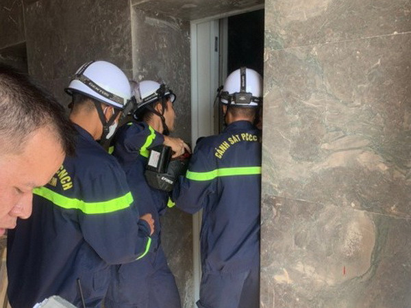 Hà Nội: Giải cứu 10 người mắc kẹt trong thang máy ở chung cư ảnh 1