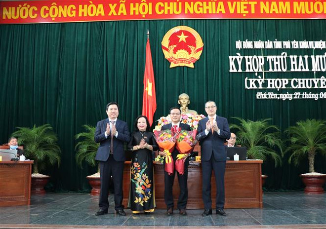 Các đại biểu tặng hoa chúc mừng ông Đào Mỹ được bầu giữ chức vụ Phó Chủ tịch Ủy ban nhân dân tỉnh Phú Yên, nhiệm kỳ 2016-2021. (Ảnh: Phạm Cường/TTXVN) Thủ tướng phê chuẩn chức vụ Phó Chủ tịch UBND tỉnh Phú Yên ảnh 1
