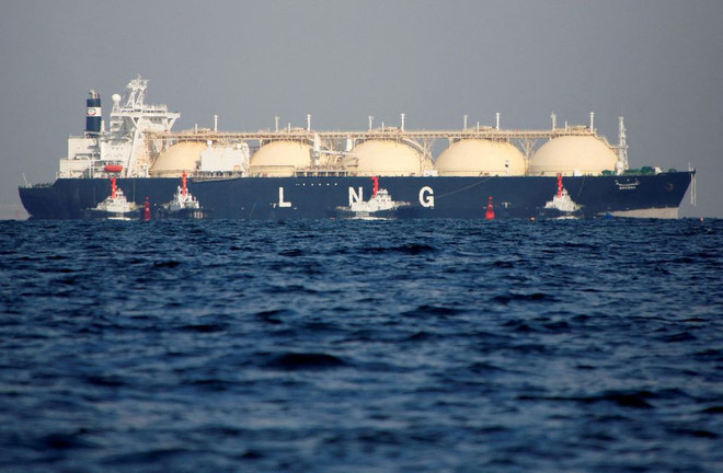 Một tàu chở khí tự nhiên hóa lỏng (LNG) đang di chuyển phía một nhà máy nhiệt điện ở Futtsu, phía đông Tokyo, Nhật Bản ngày 13/11/2017. (Nguồn: Reuters) Nhật Bản đạt được thỏa thuận nhập khẩu thêm LNG từ Oman ảnh 1