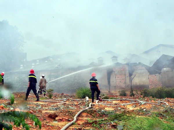 Cháy lớn tại xưởng đồ gỗ ở Bình Dương, nhiều công nhân tháo chạy ảnh 2