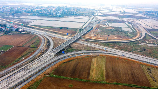 Dự án cao tốc Cao Bồ-Mai Sơn thuộc tuyến cao tốc Bắc-Nam phía Đông đã hoàn thành và đưa vào khai thác. (Ảnh: CTV/Vietnam+) Huy động nguồn vốn nào để làm xong 5.000km cao tốc vào năm 2030? ảnh 1