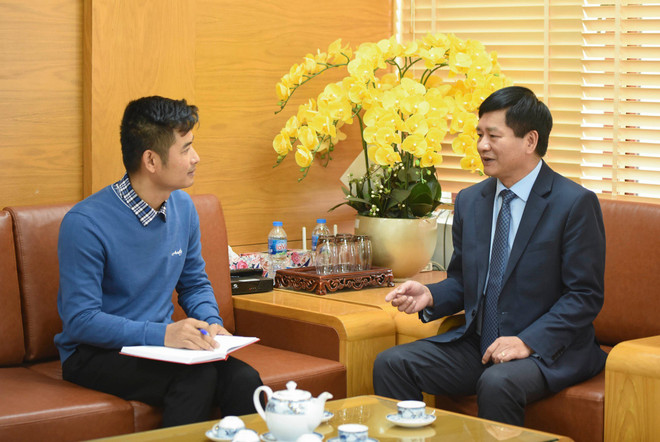 Phóng viên Nguyễn Trung Kiên phỏng vấn ông Lê Thành Đô, Chủ tịch UBND tỉnh Điện Biên. (Ảnh: Xuân Tư/TTXVN) vnp_le thanh do 2.jpg